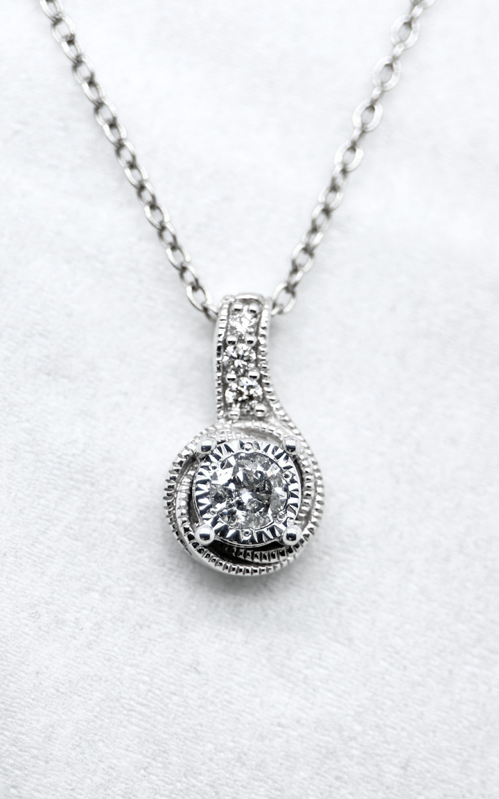 Enchanting 0.20 Ct Diamond Pendant